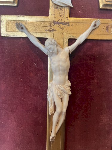 Crucifix en bois naturel Objet de culte et de dévotion XIX siècle