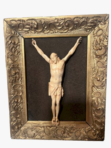 Crucifix en bois naturel Objet de culte et de dévotion XIX siècle