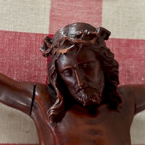 Crucifix en bois sculpté XVIIIe noyer finement exécuté M3645