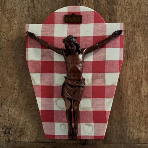 Crucifix en bois sculpté XVIIIe noyer finement exécuté M3645