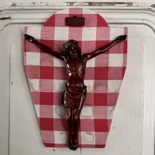 Crucifix en bois sculpté XVIIIe noyer finement exécuté M3645