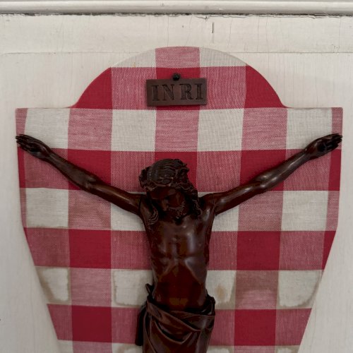 Crucifix en bois sculpté XVIIIe noyer finement exécuté M3645