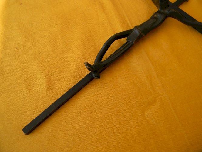 Crucifix en bronze. Art brut. signé E. PELLEGRIN.