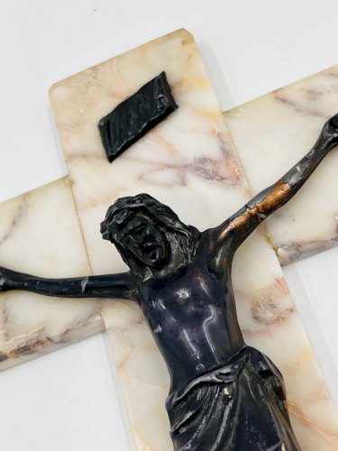 Crucifix en marbre