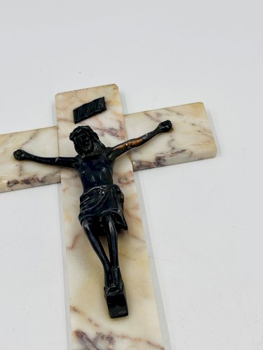 Crucifix en marbre