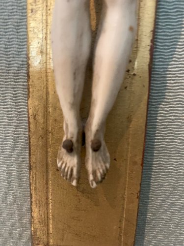 Crucifix sur un cadre en bois et stuc doré Objet de culte XIX siècle