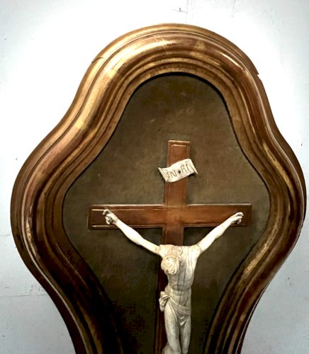 Crucifix sur un cadre en bois et stuc doré Objet de dévotion XIX siècle