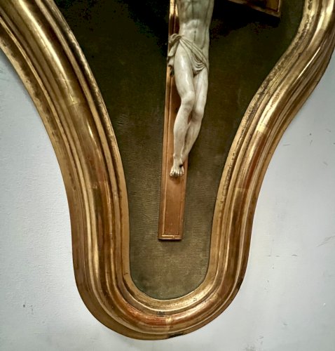 Crucifix sur un cadre en bois et stuc doré Objet de dévotion XIX siècle