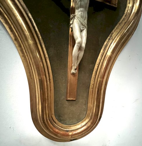 Crucifix sur un cadre en bois et stuc doré Objet de dévotion XIX siècle