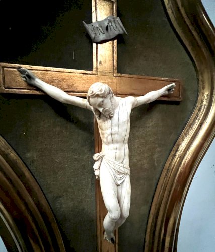 Crucifix sur un cadre en bois et stuc doré Objet de dévotion XIX siècle