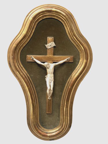 Crucifix sur un cadre en bois et stuc doré Objet de dévotion XIX siècle