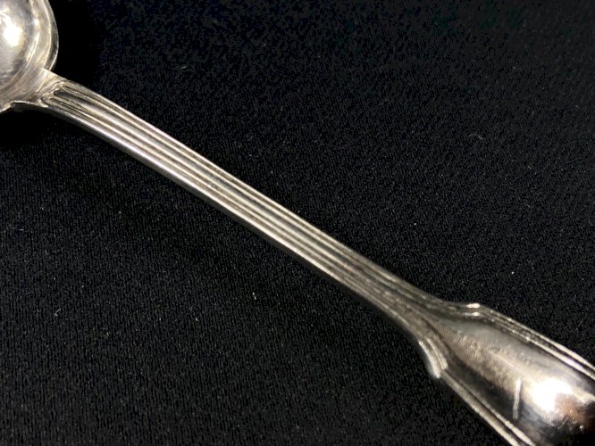 Cuillère à moutarde en métal argenté signé CHRISTOFLE modèle filet Louis XV