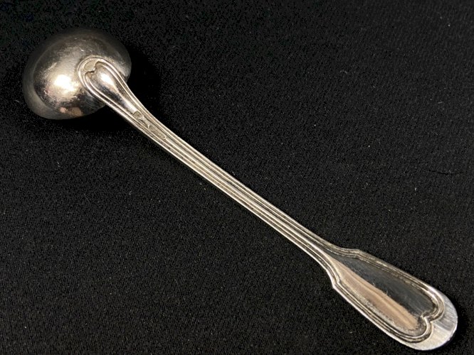 Cuillère à moutarde en métal argenté signé CHRISTOFLE modèle filet Louis XV