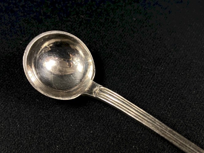 Cuillère à moutarde en métal argenté signé CHRISTOFLE modèle filet Louis XV