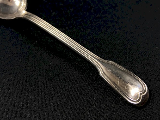Cuillère à moutarde en métal argenté signé CHRISTOFLE modèle filet Louis XV