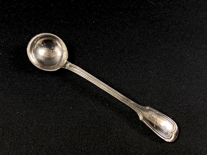 Cuillère à moutarde en métal argenté signé CHRISTOFLE modèle filet Louis XV