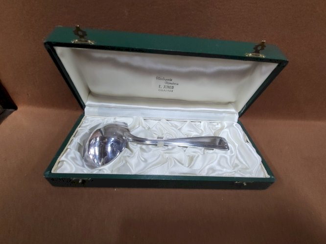 CUILLERE A SAUCE EN METAL ARGENTE EN COFFRET