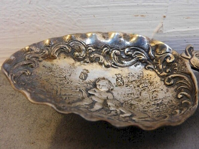 CUILLERE EN ARGENT MASSIF DU XVIII ème SIECLE
