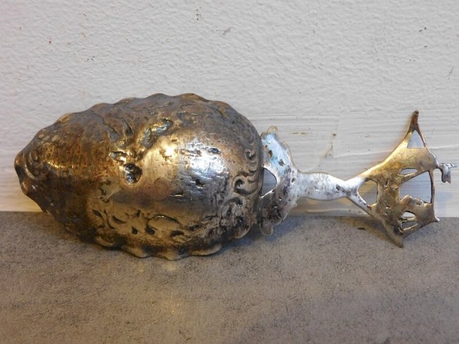 CUILLERE EN ARGENT MASSIF DU XVIII ème SIECLE