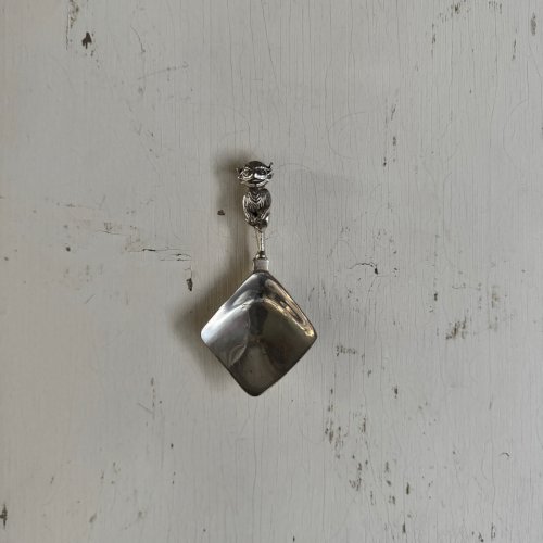 Cuillère en argent ornementée d'un démon M3627