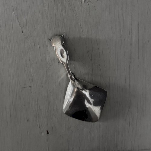 Cuillère en argent ornementée d'un démon M3627
