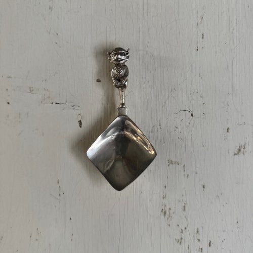 Cuillère en argent ornementée d'un démon M3627