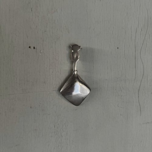 Cuillère en argent ornementée d'un démon M3627