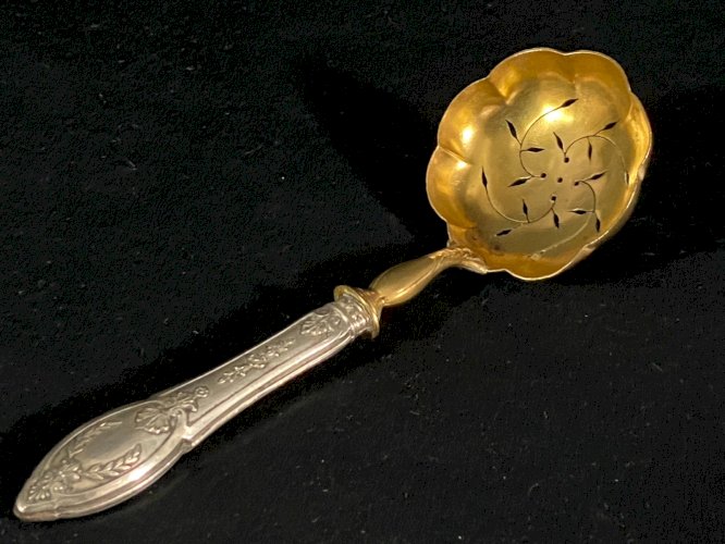 Cuillère saupoudreuse XIXe en argent de style Restauration