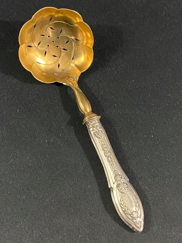 Cuillère saupoudreuse XIXe en argent de style Restauration
