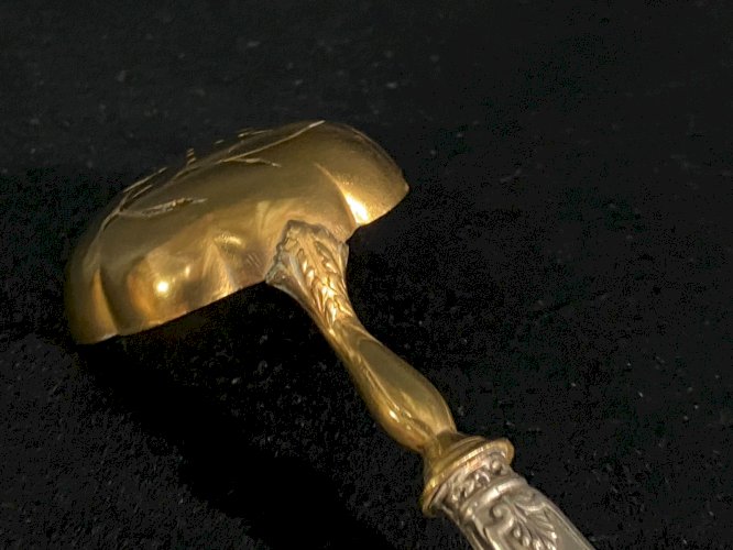 Cuillère saupoudreuse XIXe en argent de style Restauration