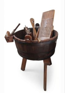 Cuvier ancien en bois et son ensemble de buanderie complet 