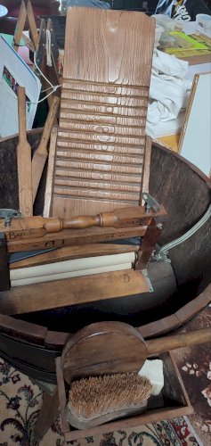 Cuvier ancien en bois et son ensemble de buanderie complet 