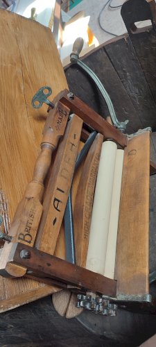 Cuvier ancien en bois et son ensemble de buanderie complet 