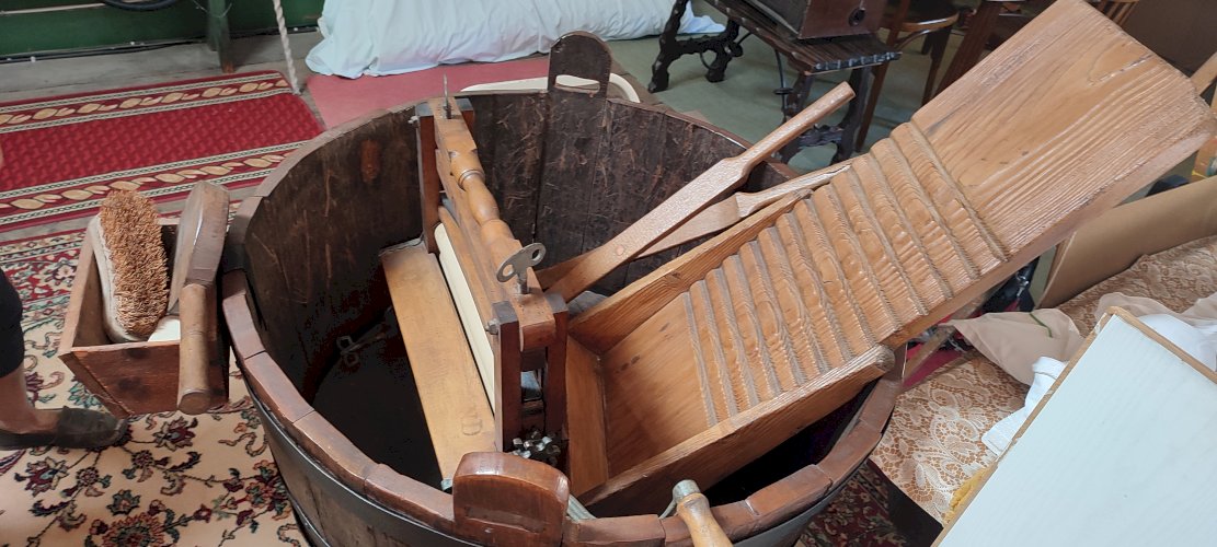 Cuvier ancien en bois et son ensemble de buanderie complet 