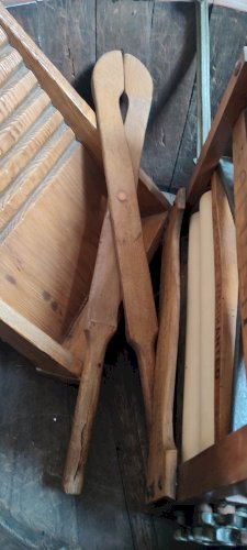 Cuvier ancien en bois et son ensemble de buanderie complet 