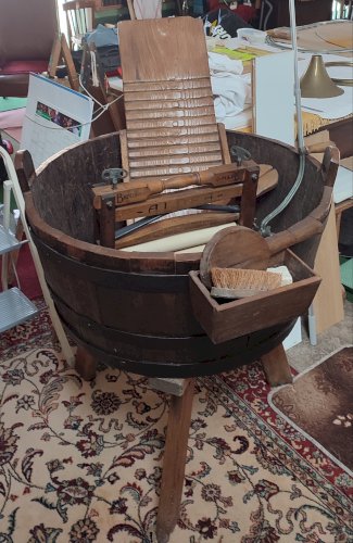 Cuvier ancien en bois et son ensemble de buanderie complet 