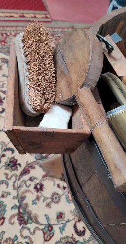 Cuvier ancien en bois et son ensemble de buanderie complet 