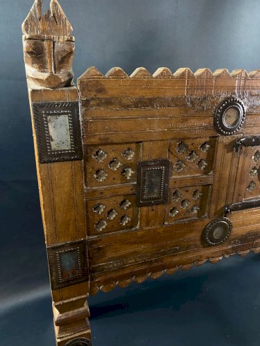 Damchiya du Rajasthan coffre de mariage pour dot bois sculpté décor miroir Inde