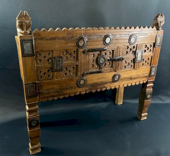 Damchiya du Rajasthan coffre de mariage pour dot bois sculpté décor miroir Inde