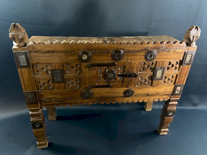 Damchiya du Rajasthan coffre de mariage pour dot bois sculpté décor miroir Inde