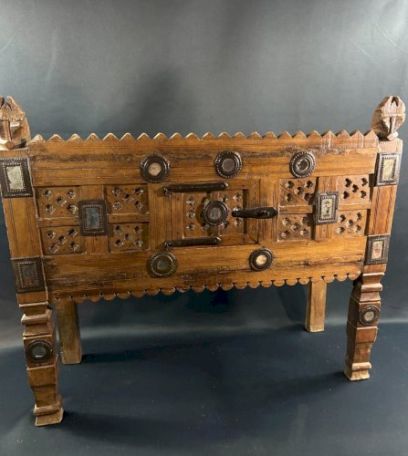 Damchiya du Rajasthan coffre de mariage pour dot bois sculpté décor miroir Inde