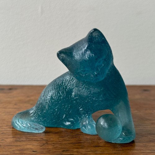 Daum France chat jouant avec une balle en pâte de verre M3528
