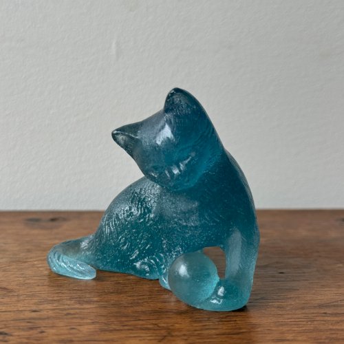 Daum France chat jouant avec une balle en pâte de verre M3528