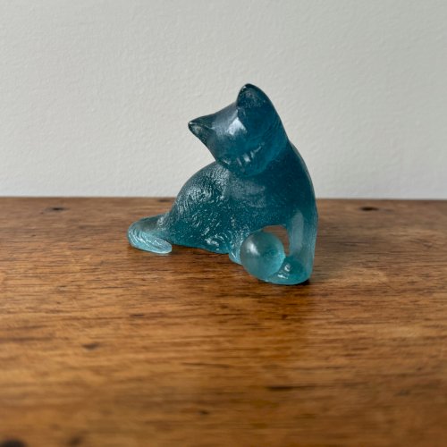 Daum France chat jouant avec une balle en pâte de verre M3528