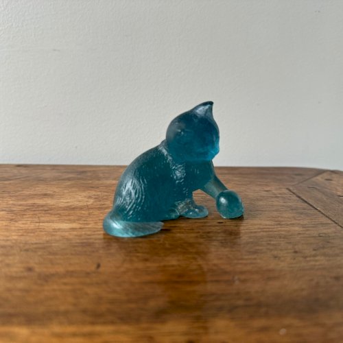 Daum France chat jouant avec une balle en pâte de verre M3528