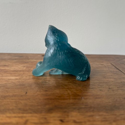 Daum France chat jouant avec une balle en pâte de verre M3528