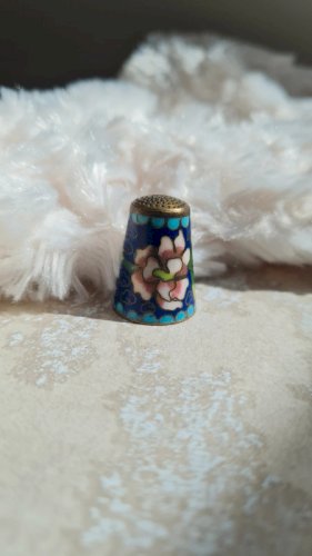 Dé a coudre cloisonnée pour collection