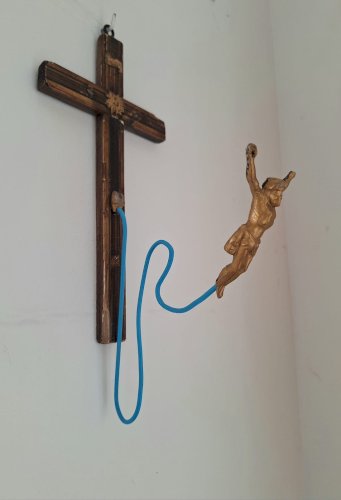 Décoration décalée, Jésus saute à l’élastique