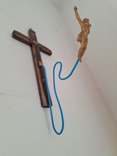 Décoration décalée, Jésus saute à l’élastique