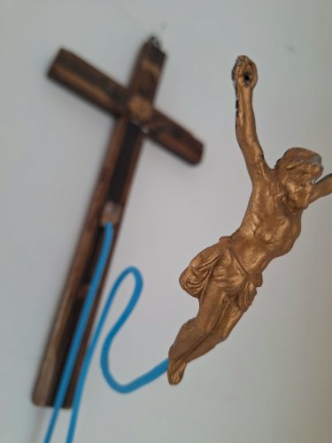 Décoration décalée, Jésus saute à l’élastique